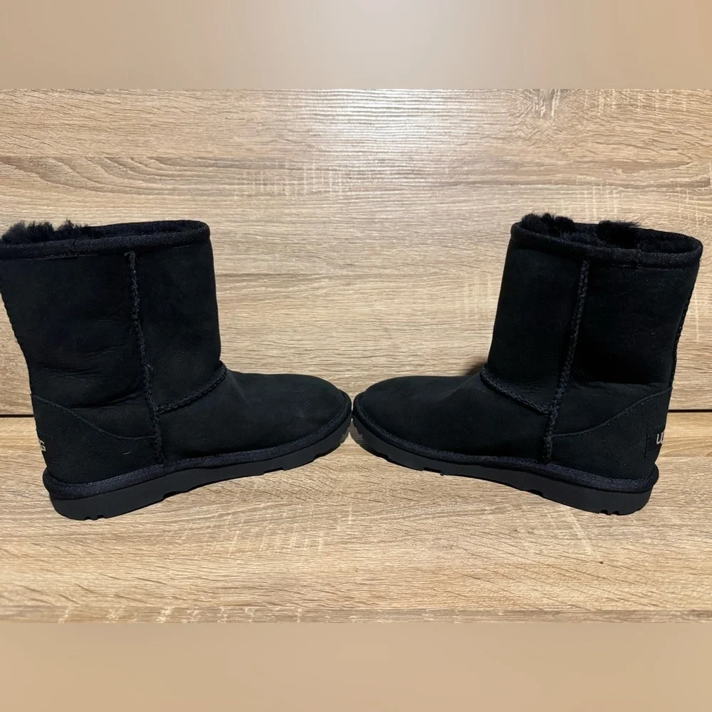 NIB UGG Classic II Kids 2 Black Winter Snow Boots size 2Y Shearling boys girls